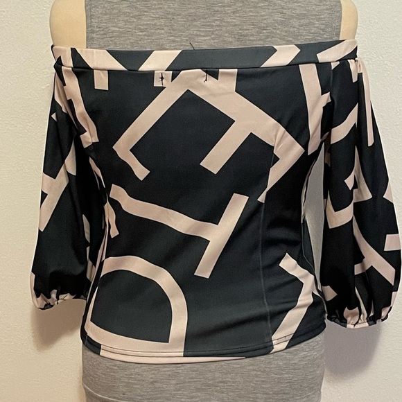 ChicMe Off the Shoulder Geometric Design Top Size Small - Picture 3 of 4